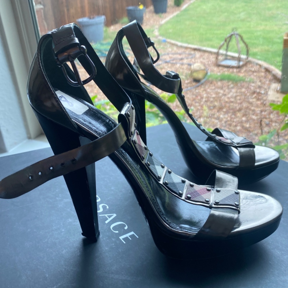 Authentic Burberry Heels - Picture 2 of 3